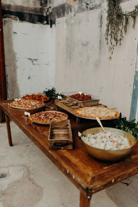 Rustic Pizza, Wedding Food Bars, Pizza Wedding, Pizza Buffet, Pizza Bar, Reception Food, Wedding Reception Food, 17 Kpop, Wedding Buffet