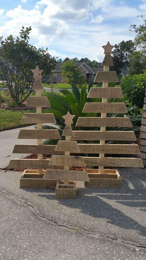 Palette Christmas Tree, Wooden Pallet Christmas Tree, Exterior Christmas Decorations, Wooden Christmas Trees Diy, Pallet Wood Christmas Tree, Pallet Wood Christmas, Outdoor Christmas Diy, Christmas Diy Wood, Christmas Tree Template