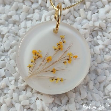 Joia pet , feite com pelinhos do cão caramelo!! Carcase Iphone, Diy Resin Gifts, Resin Pendant Diy, Pressed Flower Crafts, Flower Resin Jewelry, Epoxy Resin Diy, Breastmilk Jewelry, Resin Crafts Tutorial, Resin Jewelry Diy