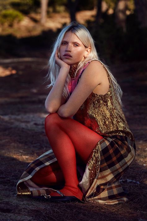 Outdoor Fashion Editorial, Anja Konstantinova, Italy April, Mother Outfit, Elle Us, Modern Womens Fashion, 90s Models, Ootd Ideas, Vogue Germany