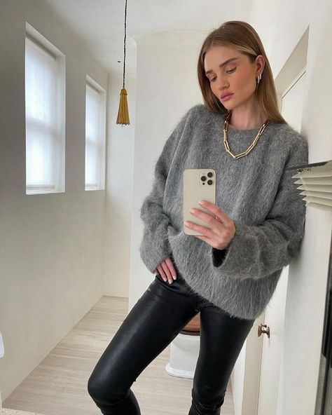 Rosie Huntington Whiteley Style, Rosie Hw, Oversized White Shirt, Knitwear Trends, Rosie Huntington, Black Leather Pants, Jason Statham, Legging Outfits, Huntington Whiteley