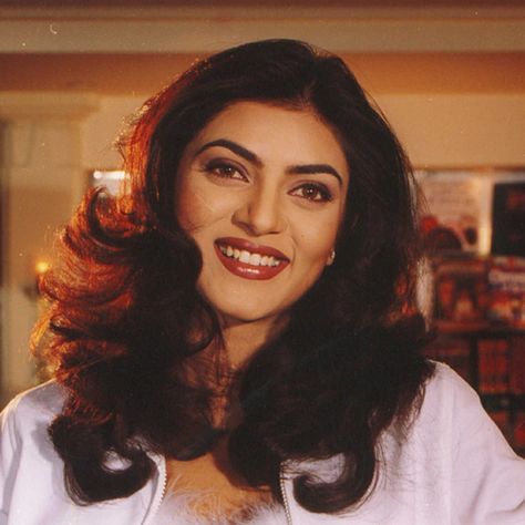 Susmita Sen 90s, Sushmita Sen 90s, Pretty Zinta, 90s Bollywood Fashion, Sushmita Sen, Indian Retro, Vintage Bollywood Aesthetic, Bollywood Retro, 90s Actresses