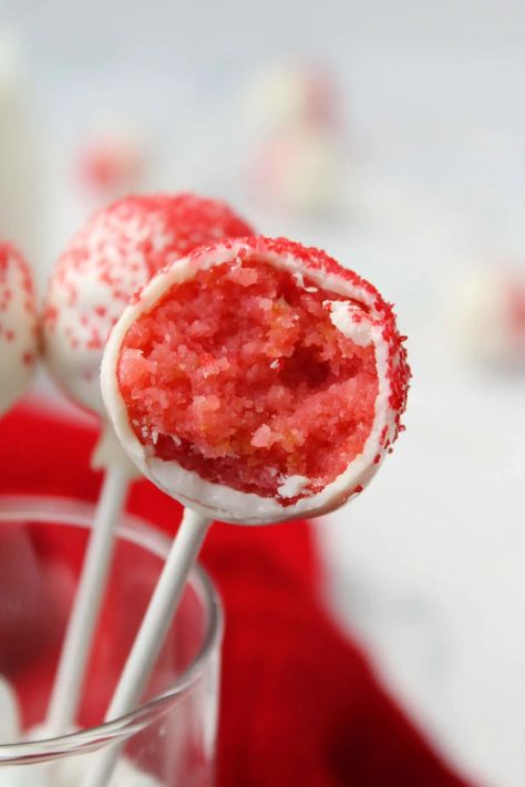 Strawberry Cake Pops - The Six Figure Dish Cheesecake Cake Pops, Strawberry Cheesecake Cake, Easy Strawberry Cake, Cake Pop Flavors, Cake Pop Boxes, Cake Pop Recipe Easy, Strawberry Cake Pops, Chocolate Covered Graham Crackers, Strawberry Cake Easy