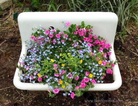 tips to planting a sink, container gardening, flowers, gardening, how to, repurposing upcycling Belfast Sink Garden, Vintage Sinks, Repurposed Planter, Garden Sink, Vintage Sink, Old Sink, Belfast Sink, Decoration Shabby, Container Gardening Flowers