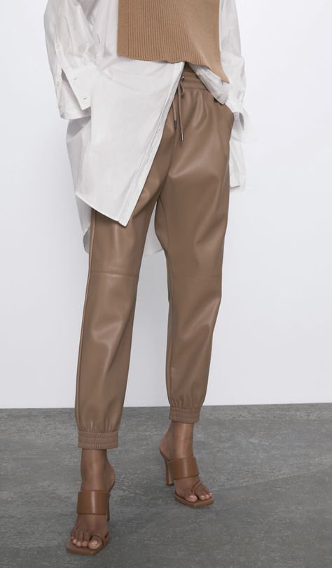 Leather Jogging Pants, Brown Leather Pants, Leather Pants Outfit, Leather Joggers, Jogging Pants, Leather Trousers, 가을 패션, High Waisted Trousers, Minimalist Outfit