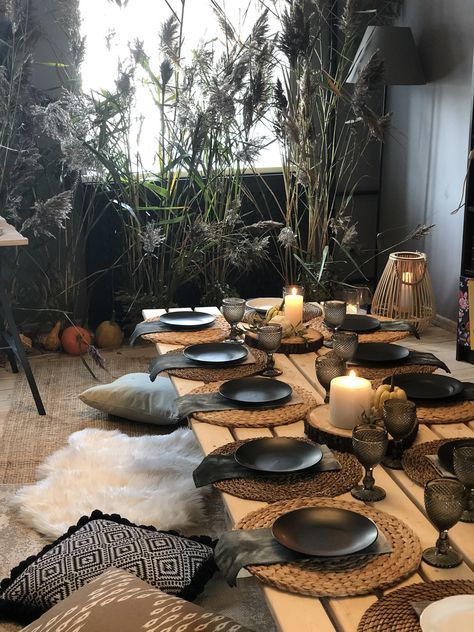 Masculine Picnic Decor, Black And Gold Picnic Decor, Boho Indoor Picnic, Black Picnic Ideas, Indoor Picnic Decoration Ideas, Black Picnic Aesthetic, Indoor Picnic Party Decorations, Black Luxury Picnic, Black And White Picnic Decor