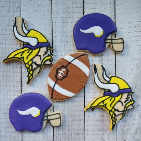 Minnesota Vikings Cookies, Viking Cookies, Viking Birthday, Frosting Cookies, Royal Frosting, Sports Cookies, Viking Head, Football Cookies, Cookies Ideas