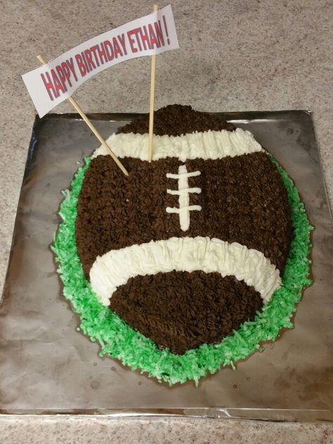 Football birthday cake for 7 year old boy Birthday Cake For Teens, Rugby Cake, Rugby Party, Cake Football, Birthday Ecards Funny, Football Birthday Cake, Lincoln Birthday, Teen Cakes, Football Ideas