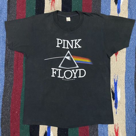 VINTAGE 80S PINK FLOYD T-SHIRT Pink Floyd Music, Pink Floyd Shirt, Pink Floyd T Shirt, Rock T Shirts, Men's Tops, Pink Floyd, Stranger Things, Vintage Men, Mens Tops