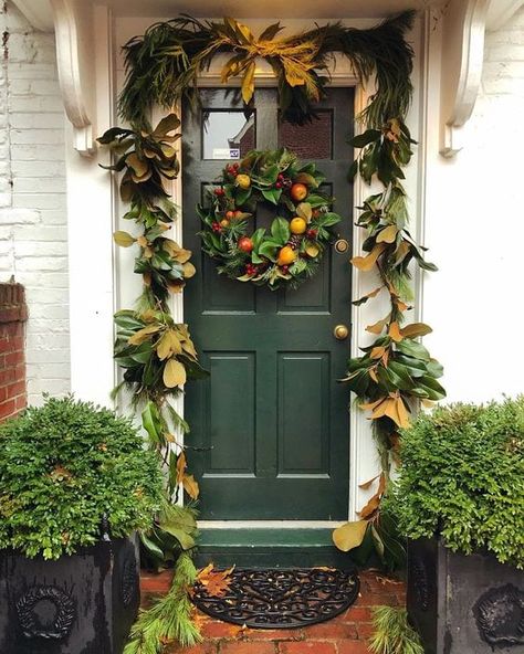 Christmas Door Decorations Ideas, Door Decorations Christmas, Christmas Floral Designs, Williamsburg Christmas, After Christmas Sales, Glam Pad, Christmas Front Doors, Decorating Home, Charming Christmas