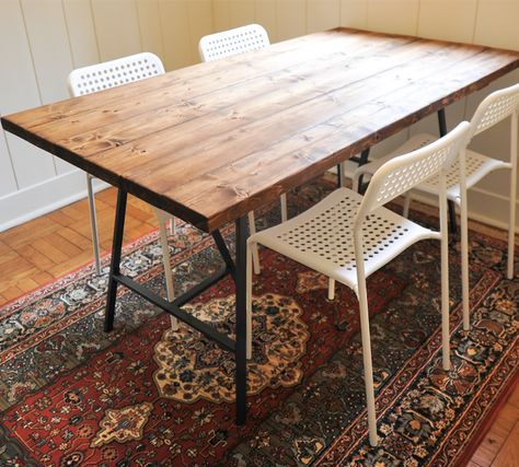 DIY Reclaimed Wood Dining Table. LOVE this, and the Ikea Adde chairs. Wood Dining Table Diy, Reclaimed Wood Diy, Diy Esstisch, Diy Reclaimed Wood, Diy Dining Room Table, Wood Table Diy, Diy Dining Room, Reclaimed Wood Dining Table, Dining Inspiration