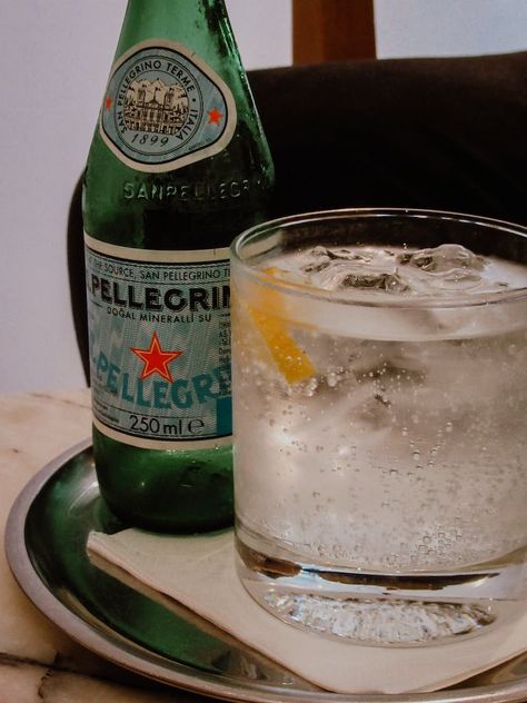 Sparkling Water Drinks, Italian Restaurant Decor, Fancy Water, Water Photos, Water Aesthetic, Reception Food, Sparkling Drinks, Water Enhancer, Food Babe