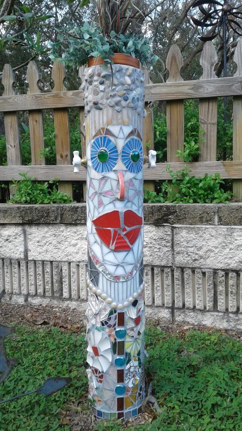 Mosaic Totems Garden Art, Mosaic Totem Poles, Diy Totem Pole, Whimsical Garden Art, Garden Totem, Art Pole, Mosaic Flower Pots, Garden Totems, Garden Poles