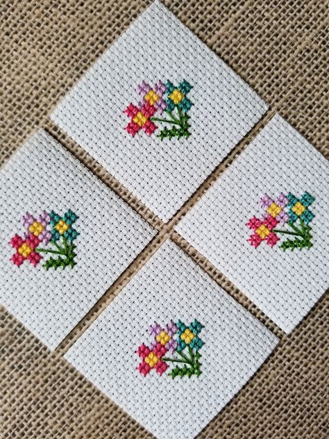 Very Small Cross Stitch Patterns, Cute Mini Cross Stitch Patterns, Mini Flower Cross Stitch, Flowers Cross Stitch Pattern, Cross Stitch Flower, Cross Stitch Fonts, Baby Cross Stitch Patterns, Flower Bunch, Xmas Cross Stitch