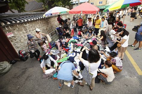 Dongmyo flea market Seoul Things To Do In Seoul, Chinese Military, Guan Yu, Vintage Flea Market, Vintage Market, Asia Travel, Travel Bucket List, Flea Market, Fun Activities