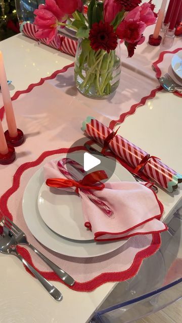 Courtney Mangan on Instagram: "Galsmas dinner party prep ✨ I threw out the rule book this year and went with an unsanctioned Christmas colour 🩷 #tablesetting #christmasdecor #christmas #galsmas" Galsmas Christmas Party, Chrismas Dinner Ideas, Galsmas Party, Pink And Red Christmas Table, Colourful Christmas Table, Christmas Dinner Party Table Decor, Friendsmas Party Ideas Decorations, Pink Christmas Table Setting, Xmas Dinner Party