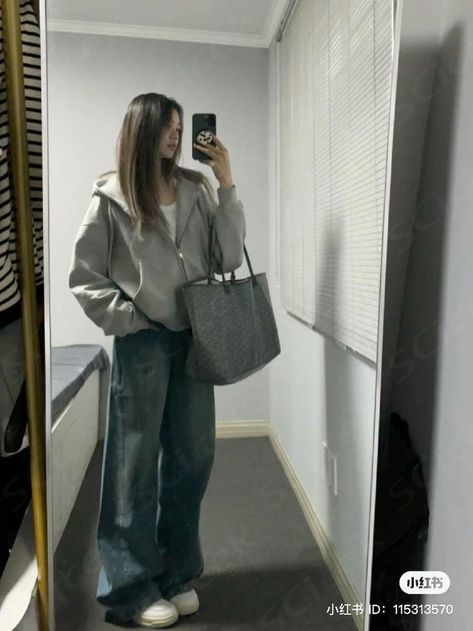 #baggy #baggypantsforwomen #y2k #y2kaesthetic #outfits #ootd Simple Y2k Outfit Winter, Layering Jackets Aesthetic, Baggy Clean Outfit, Korean Street Fashion Baggy, Baggy Street Style Women, Outfit Inspo Jacket, Loose Baggy Jeans Outfit, Cozy Y2k Outfits, Blue Baggy Jeans Outfit Winter