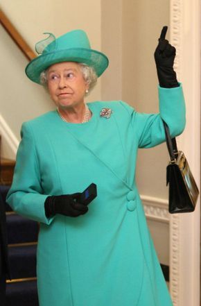 Queen Liz, Royal Family Pictures, Rainha Elizabeth Ii, Queen E, Hm The Queen, Royal Family England, Elisabeth Ii, British Royal Families, Queen Photos