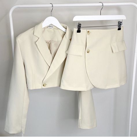 Matching Pants And Top Set, Cropped Blazer Outfit, Girls Blazers, Clothes Embroidery Diy, Fashion Top Outfits, Special Clothes, Looks Party, Crop Blazer, Woman Suit Fashion