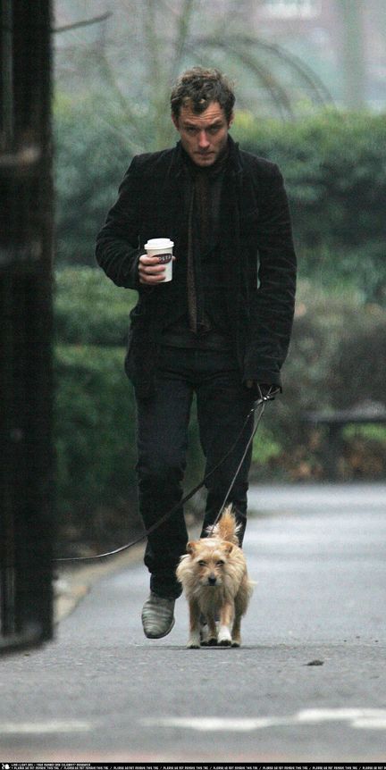 Jude Law with his dog Bess Men With Dogs, Man With Dogs Aesthetic, Jude Law Dumbledore, Jude Law Alfie, Jude Law Style, The Holiday Jude Law, Young Pope, Celebrity Dogs, Famous Dogs