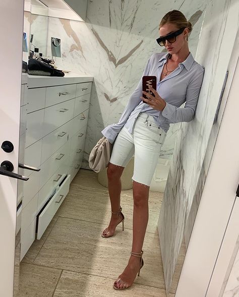 Rosie HW (@rosiehw) • Instagram photos and videos Denim Bermuda Shorts Outfit, Rosie Huntington Whiteley Street Style, Short Women Outfits, White Shorts Outfit, Rosie Huntington Whiteley Style, Long Jean Shorts, Jean Short Outfits, Bermuda Shorts Women, Rosie Huntington