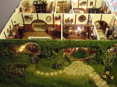 Down the hobbit hole: inside a miniature Bag End Casa Do Hobbit, Casa Hobbit, Bangunan Minecraft, Hobbit Hole, Bilbo Baggins, Hobbit House, Fairy Houses, Maze Runner, Design Simple