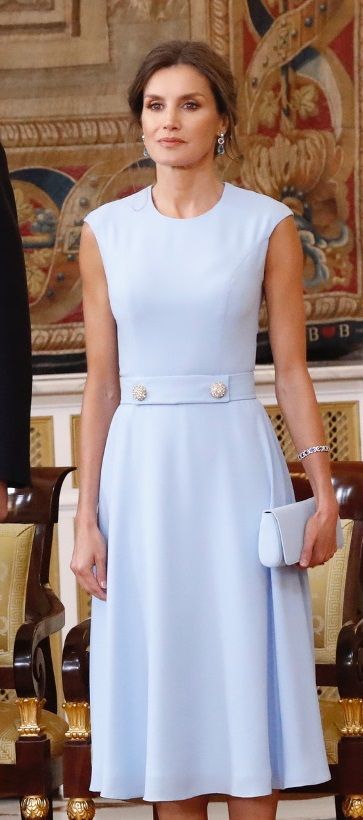 Queen Leticia, Queen Letizia Style, Classic Dressing, Order Of Merit, Elegant Dressing, Conservative Outfits, Princess Letizia, Classic Dresses, Estilo Real