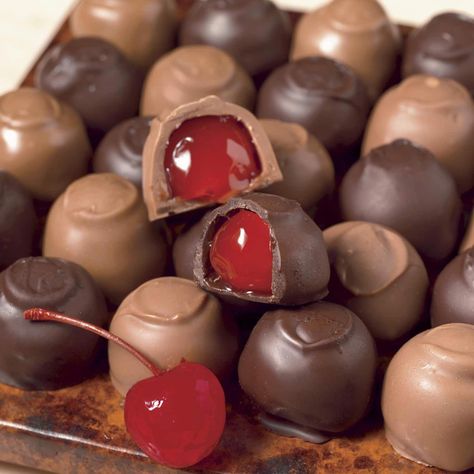 #chocolatecoveredstrawberries Melting Marshmallows, Coconut Hot Chocolate, Blackberry Syrup, Chocolate Squares, Chocolate Covered Cherries, Chocolate Covered Strawberries, Homemade Chocolate, Candy Recipes, Food Gifts