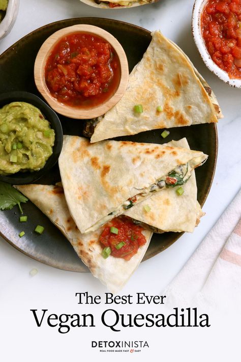 This Vegan Quesadilla recipe is loaded with black beans, veggies, and a delicious dairy-free cheese sauce. It's the best quesadilla I've ever made-- vegan or otherwise! Detoxinista Recipes, Vegan Cheese Sauce Recipe, Vegan Quesadilla, Vegetarian Quesadilla, Vegan Nachos Cheese, Quesadilla Recipe, Vegan Nachos, Vegan Cheese Sauce, Vegan Wraps