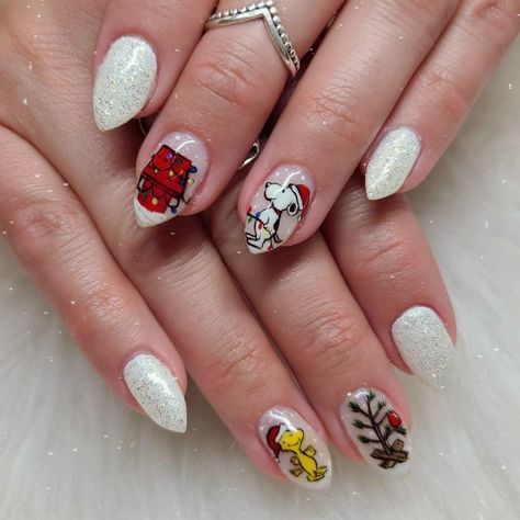 Inspiration Charlie Brown Nails Christmas, Snoopy Valentines Day Nails, Snoopy Acrylic Nails, Christmas Nails Snoopy, Christmas Nails Western, Peanuts Christmas Nails, Snoopy Nails Christmas, Home Alone Nails, Christmas Snoopy Nails