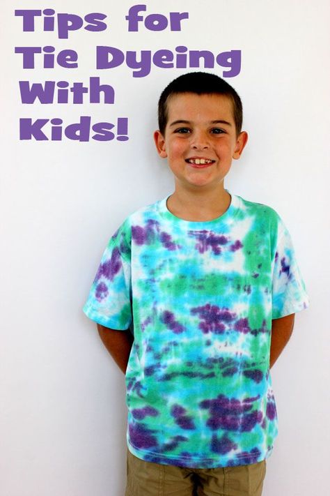 Parents who enjoy making crafts with their children can make some fun summer crafts that their teenagers will look forward to making as well. Ty Dye, Crafts Clothes, Diy Tie Dye Shirts, Tie Dye Party, Tie Dye Crafts, How To Tie Dye, Tie Dye Diy, Clothes Diy, Tie Dye Shirts