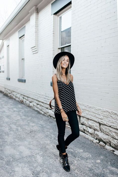 Let’s speak about hipsters. This type comes with a... Check more at https://weeklyus.com/original-hipster-fashion-style-for-women-2020-outfit-ideas/ Puffer Vest Fashion, Hipster Looks, White Crop Top Tank, Boho Chic Outfits, Layering Outfits, Hipster Fashion, Vest Fashion, Biker Style, Boho Look