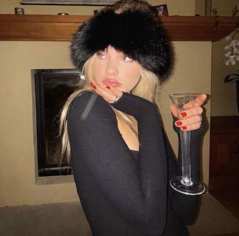 Fur Hat Outfit, Mob Wife Aesthetic, Wife Aesthetic, Wife Style, Hat Aesthetic, Russian Winter, Winter Photoshoot, Mob Wives, Mob Wife