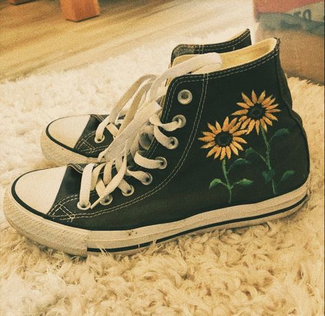 Converse Makeover, Hand Painted Converse, Diy Converse, Painted Converse, Converse Aesthetic, Painted Shoes Diy, Embroidered Converse, Cute Converse, Custom Painted Shoes