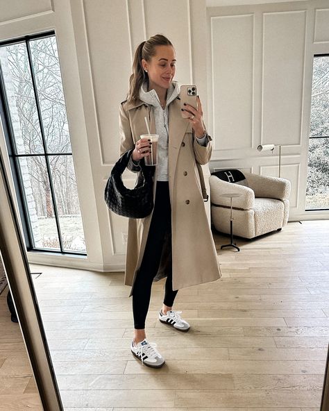 Casual Trench Coat Outfit, Samba Adidas Outfit, Looks Adidas, Comfortable Winter Outfits, Looks Kate Middleton, Adidas Samba Outfit, Trainers Outfit, Mode Mantel, Look Legging