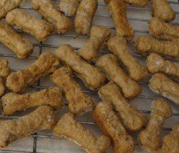 Instructions on how to make homemade "Frosty Paws" dog treats including variations. Whether your dog prefers the traditional yogurt variety or the alternative "broth based" version, this article has you covered! Doggie Biscotti, Crunchy Beef, Beef Dog Treats, Homemade Dog Cookies, Easy Dog Treat Recipes, Dog Biscuit, Dog Biscuit Recipes, Easy Dog Treats, Healthy Dog Treats Homemade