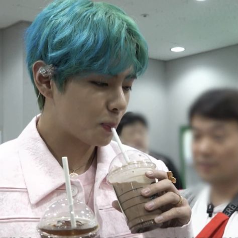 Taehyung Blue, Teal Hair, Burn Book, Kpop Icons, Basic Outfits, Man Alive, Atlantis, Blue Hair, Kim Taehyung