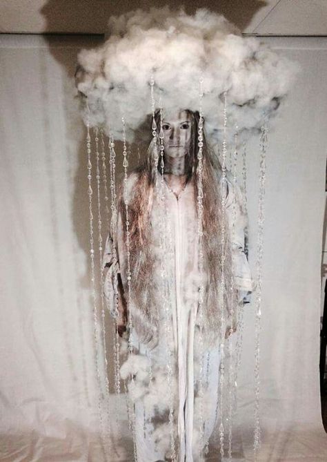 DIY Rain Cloud Thunderstorm Halloween Costume Idea Thunderstorm Costume, Diy Rain Cloud, Storm Costume, Cloud Costume, Karneval Diy, Costume Carnaval, Diy Clouds, Clever Halloween Costumes, Halloween Costume Idea