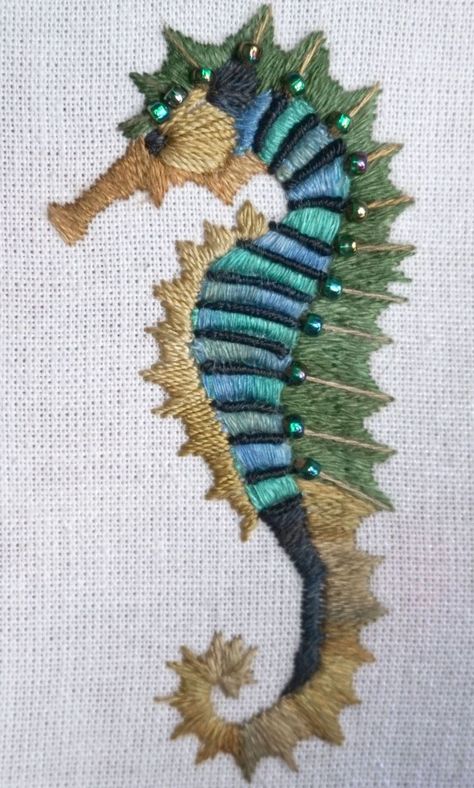 Bordado Jacobean, Textile Art Embroidery, Embroidery Stitches Tutorial, Embroidery Flowers Pattern, Animal Embroidery, Sea Horse, Seahorses, Painting Designs, 자수 디자인