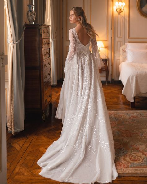 10 sparkling wedding dresses with luxurious trains. This is what will take the groom’s and guests‘ breath away as you walk down the aisle 😍🥰. ✔️ The Love Poetry collection by Katy Corso Bridal Couture Spring 2025. #KatyCorso #TheLovePoetry #sparklingweddingdress #radiancebride #sparklingdress Melayu Wedding Dress, Melayu Wedding, Wedding Dress Bodice, Wedding Dress Long Sleeves, Sweetheart Corset, Sparkling Wedding, Luxury Wedding Dresses, Bridal Boxes, Wing Sleeves