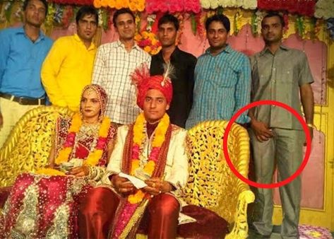 Funny Wedding Photography, Wedding Photography India, Indian Wedding Pictures, Best Friend Images, Wedding Fail, Indian Marriage, Caught Out, Funny Wedding Photos, Hilarious Photos