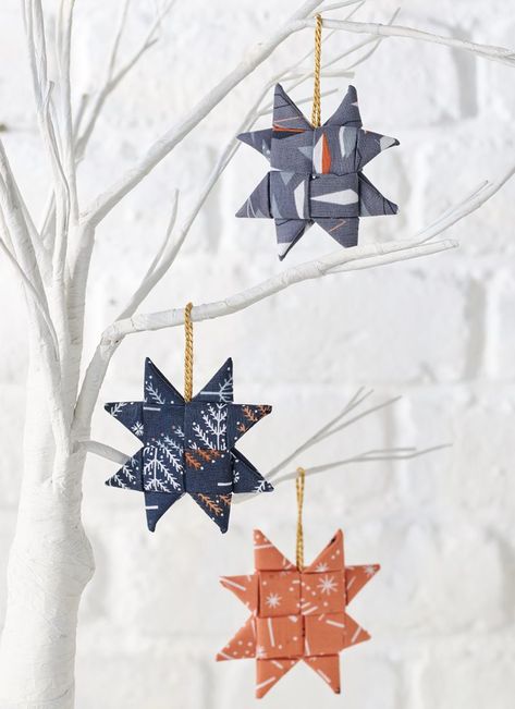 How to make origami stars from fabric scraps Christmas Sewing Ideas, Christmas Sewing Patterns, Basic Sewing Kit, Christmas Decorations Sewing, Christmas Knitting Patterns Free, Origami Star, Fabric Origami, Christmas Sewing Projects, Folding Origami