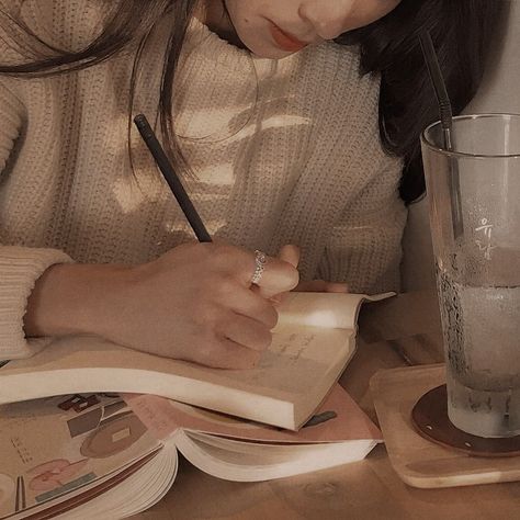 Light Academia Aesthetic, Cream Aesthetic, Coffee Girl, A Pen, Beige Aesthetic, Brown Girl, Brown Aesthetic, Aesthetic Vintage, Grunge Aesthetic