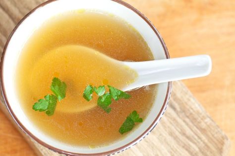 Differences between chicken stock, chicken bouillon, and chicken base Chicken Soup Base, Brat Diet, Detoxifying Food, Chicken Stock Recipe, Stomach Bug, Bawang Bombay, Homemade Chicken Stock, Chicken Base, Detox Soup