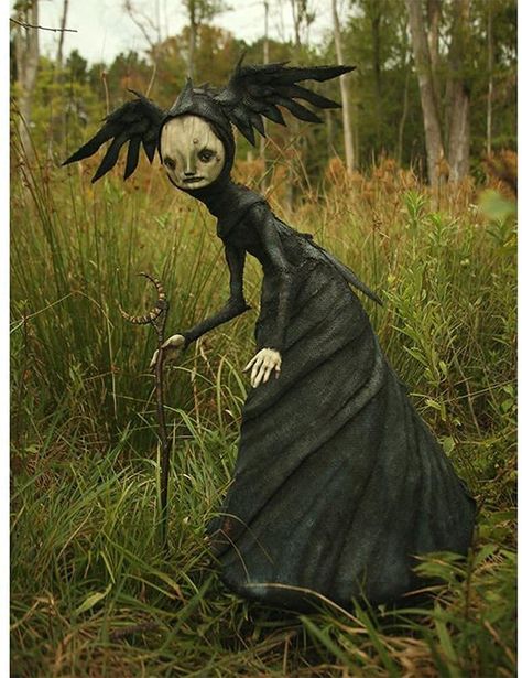 Creepy Witch, Art Bizarre, Horror Props, Witch Figurines, Mascaras Halloween, Halloween Decor Diy, Scary Witch, Image Halloween, Witches Halloween