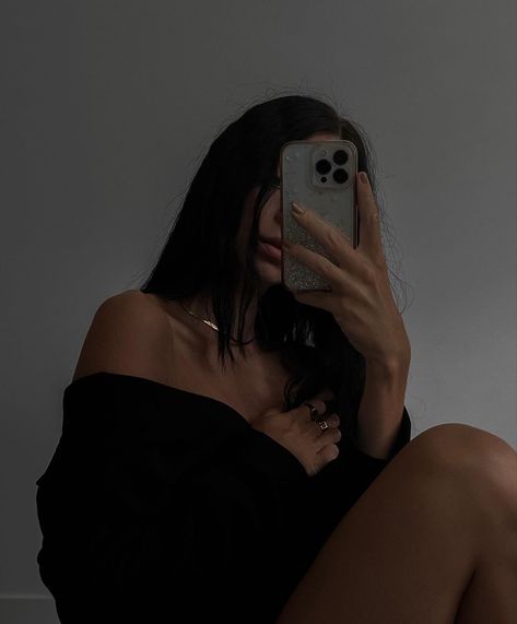 @thebrunetteinblack on ig Outfit Minimal, Aesthetic Black And White, Aesthetic Post, Moody Aesthetic, Blazer Outfit, Minimal Outfit, Black And White Aesthetic, Aesthetic Black, Dark Feminine