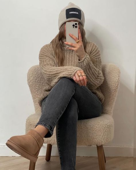 What To Wear With Ultra Mini Uggs, Daycare Interview Outfit, Comfy Fall Fits, Uggs Tasman, Ugg Outfits, Amsterdam Outfit, Outfits Leggins, Uggs Outfits, Thanksgiving Outfits