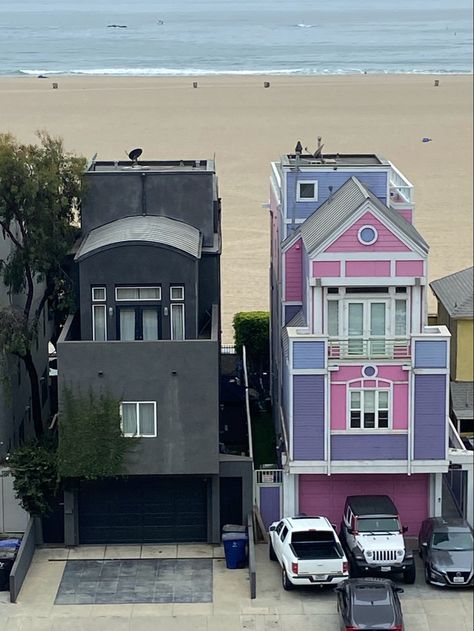 Santa Monica Pier Aesthetic, Santa Monica Aesthetic, Santa Monica House, Houses In Los Angeles, Santa Monica Houses, Los Angeles Aesthetic, Fall Vacation, Los Angeles Neighborhoods, Fall Vacations