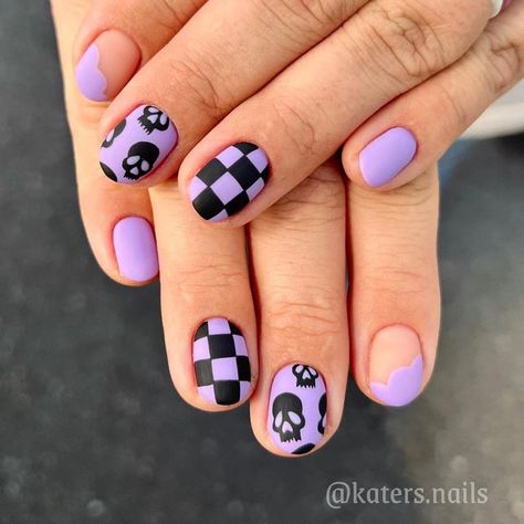 Skull Nails Easy, Purple Nails Checkered, Pastel Witchy Nails, Librarian Nails, Checkered Halloween Nails, Avril Lavigne Nails, Gothic Spring Nails, Skull Nails Design, Purple Checkered Nails