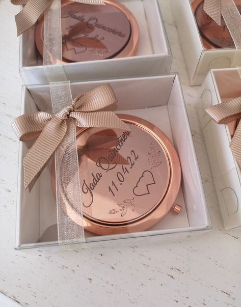 Guest Gifts Wedding, Gold Compact Mirror, Quince Decor, Personalized Compact Mirror, Pink Quince, Quinceanera Favors, Quince Decorations, Engraved Wedding, Wedding Planning Checklist